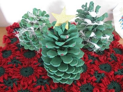 Christmas Mat and Pinecone Trees 018