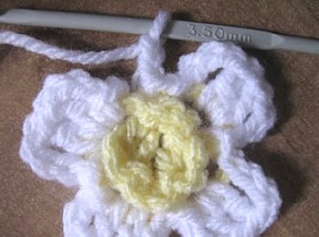Daisy Book Marker - Free Crochet Pattern